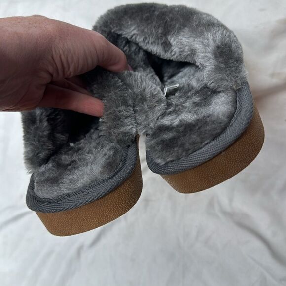 FOCO Officially Licensed Glitter Patriots Football Faux Fur Slippers. Size 9/10. - Picture 7 of 11